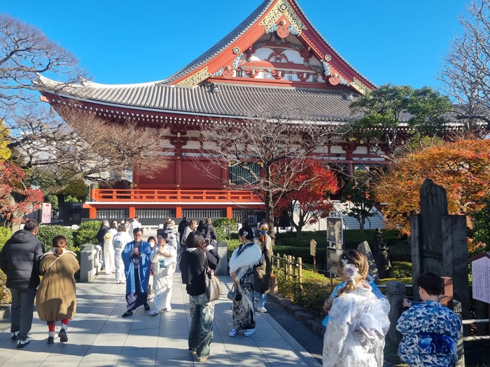 도쿄 아사쿠사 센소지(浅草寺). 일본을 대표하는 관광지로, 거대한 사찰 규모와 질서 정연한 인파가 인상적이다. 조선 통신사들이 기록으로 남긴 붐비는 거리와 압도적인 공간감을 오늘날에도 체감할 수 있는 장소다.<임 원장 제공>
