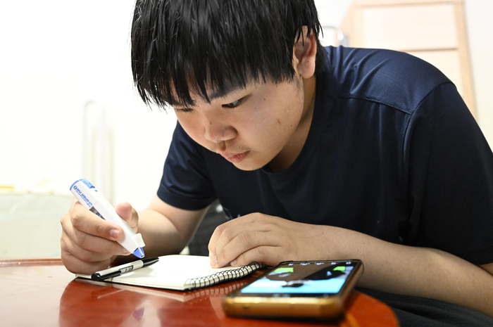 29일 오전 대구 동구 한 빌라에서 현성이(가명)가 그림을 그리고 있다.
이윤호기자 yoonhohi@yeongnam.com