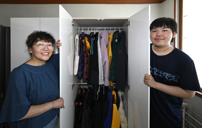 29일 오전 대구 동구 한 빌라에서 현성이(가명)와 현성이 어머니가 초록우산 어린이재단으로부터 지원받은 장롱을 보이며 환하게 웃고 있다.
이윤호기자 yoonhohi@yeongnam.com