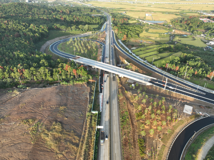 지난 11월 개통한 포항-영덕고속도로.  한국도로공사 제공