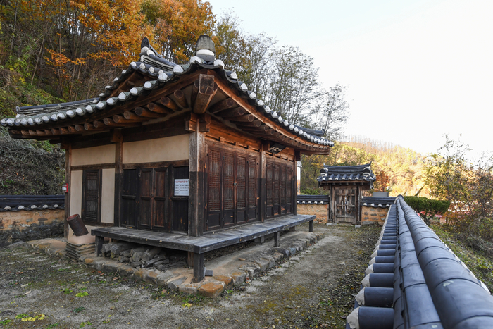 청송에서 유일하게 국가등록문화유산으로 등록된 소류정.  1997년에 중건했으며 2012년에 청송지역에서는 유일하게 국가등록문화유산으로 등록됐다.