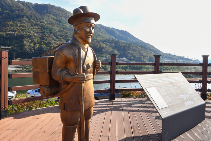 형산강 역사문화관광공원 한쪽에는 형산강을 따라 내륙과 해안을 오가던 보부상의 발자취가 조형물에 새겨져 있다. 이 물길은 영일만-부조장-안강-경주로 이어지는 조선 후기 교역망의 실제 노선이었고, 소금장수의 배와 포목장수의 걸음이 도시의 생업을 움직이던 경제의 동맥이었다.