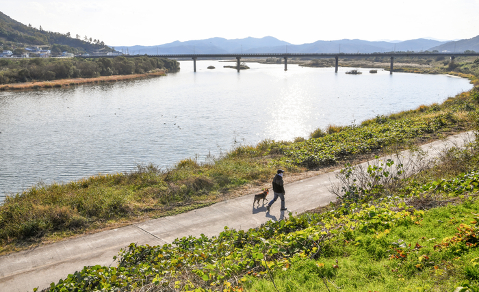 형산강 역사문화관광공원 일대는 형산강 본류가 경주에서 포항으로 방향을 틀며 가장 넓게 숨을 고르는 지점으로, 강동-안강-연일을 잇는 옛 교류의 길이 시작되던 자리다. 강을 따라 이어진 산책로는 과거의 물길과 현재의 도시 동선을 겹쳐 보여준다.