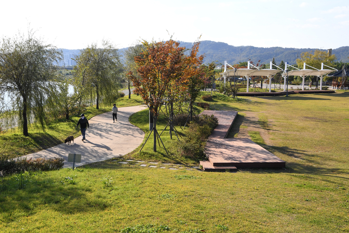 형산강 역사문화관광공원 일대는 형산강 본류가 경주에서 포항으로 방향을 틀며 가장 넓게 숨을 고르는 지점으로, 강동-안강-연일을 잇는 옛 교류의 길이 시작되던 자리다. 강을 따라 이어진 산책로는 과거의 물길과 현재의 도시 동선을 겹쳐 보여준다.