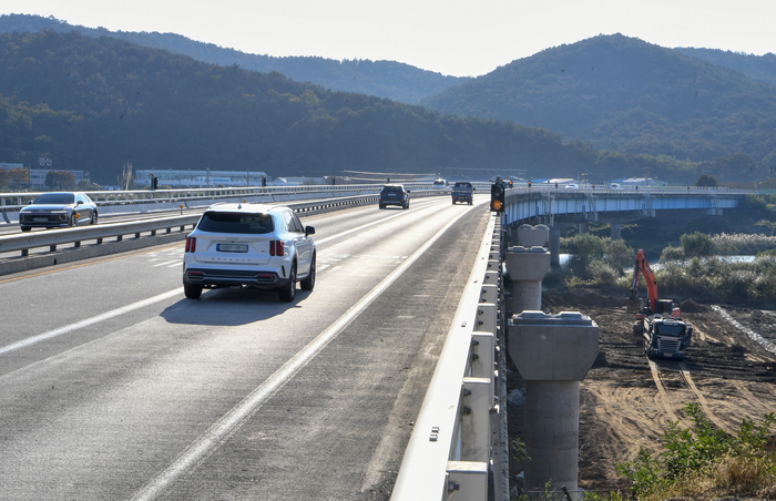 형산강 중류를 잇는 강동대교는 경주·포항을 연결하는 주요 산업축으로, 조선 후기 보부상 이동로와 거의 동일한 선형을 따라 놓여 있다. 과거의 보부상들이 형산강의 물길을 따라 짐을 옮겼다면, 오늘날의 화물차와 산업시설은 강을 가로지르는 교량과 도로를 따라 물자를 주고 받는다.