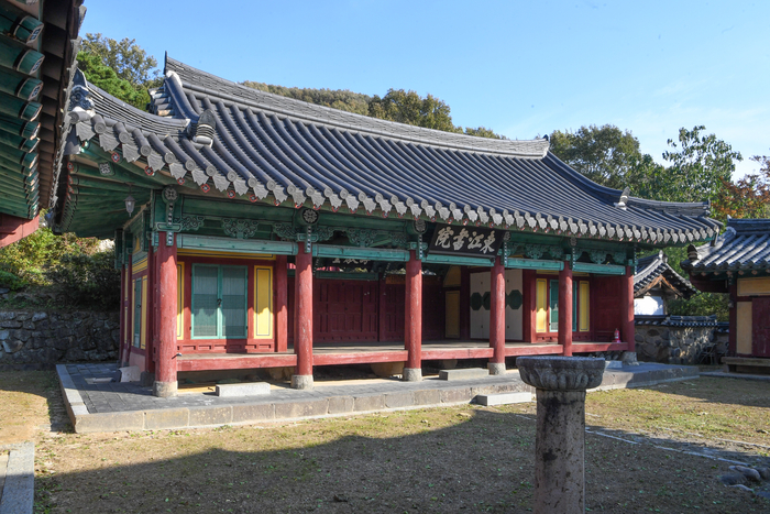 동강서원은 경주가 배출한 성리학자 우재(愚齋) 손중돈(1463~1529)의 학덕을 기리기 위해 5도 유생이 뜻을 모아 창건한 곳이다.  고종 5년(1868) 훼철됐다가 1960년 묘우와 강당이 다시 세워졌으며  1986년 동재·서재·신도비각, 1999년 탁청루가 복원됐다. 강을 사이에 두고 장터와 서원이 마주 선 풍경은 형산강이 경제의 강이자 학문의 강이었던 이중의 삶의 공간임을 증명한다.