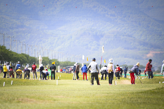 올해 열린 제4회 문경새재배 전국파크골프대회에 참가한 선수들이 연습 라운딩을 가지고 있다. <문경시제공>