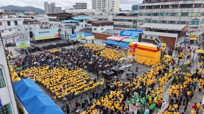 점촌 원도심의 닻별거리에 가수 박서진 씨의 팬클럽 회원들과 시민 수천여 명이 함께 공연을 즐기고 있다. <문경시제공>