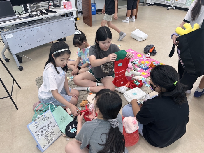 올해 1학기 현풍초 학생의 지속 가능한 소비 실천을 위한 현풍 곰탕(G.O.M.T.A.N.G) 마켓에 4학년 학생들이 참여하고 있다.  <대구시교육청 제공>