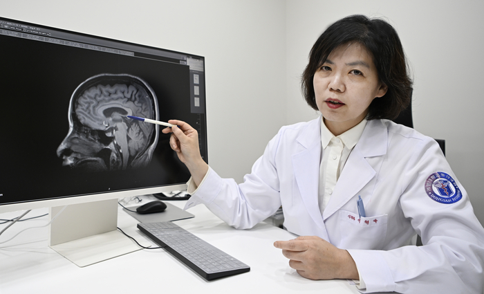 이현아신경과의원 원장이 진료실에서 뇌 MRI 영상을 보며 치매·인지장애 환자의 뇌 변화 양상을 설명하고 있다.이윤호 기자 yoonhohi@yeongnam.com