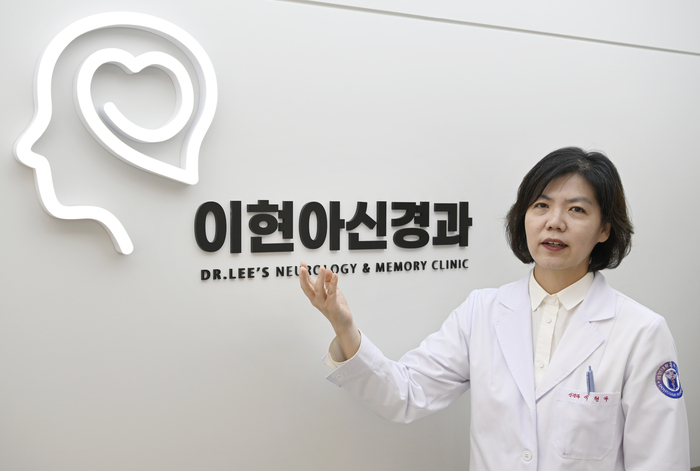 이현아신경과의원 원장이 의원 로고 앞에서 포즈를 취하고 있다. 뇌와 하트를 형상화한 로고는 전문성 위에 따뜻함을 더한 진료 철학을 상징한다.이윤호 기자 yoonhohi@yeongnam.com
