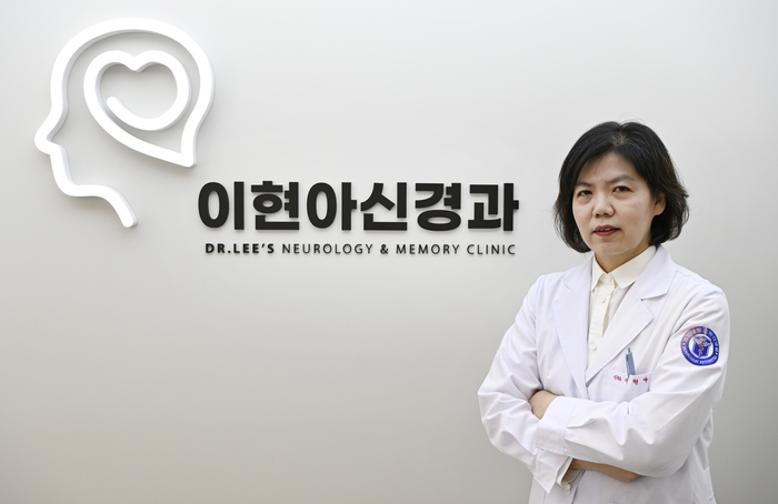 이현아신경과의원 원장이 의원 로고 앞에서 포즈를 취하고 있다. 뇌와 하트를 형상화한 로고는 전문성 위에 따뜻함을 더한 진료 철학을 상징한다.이윤호 기자 yoonhohi@yeongnam.com