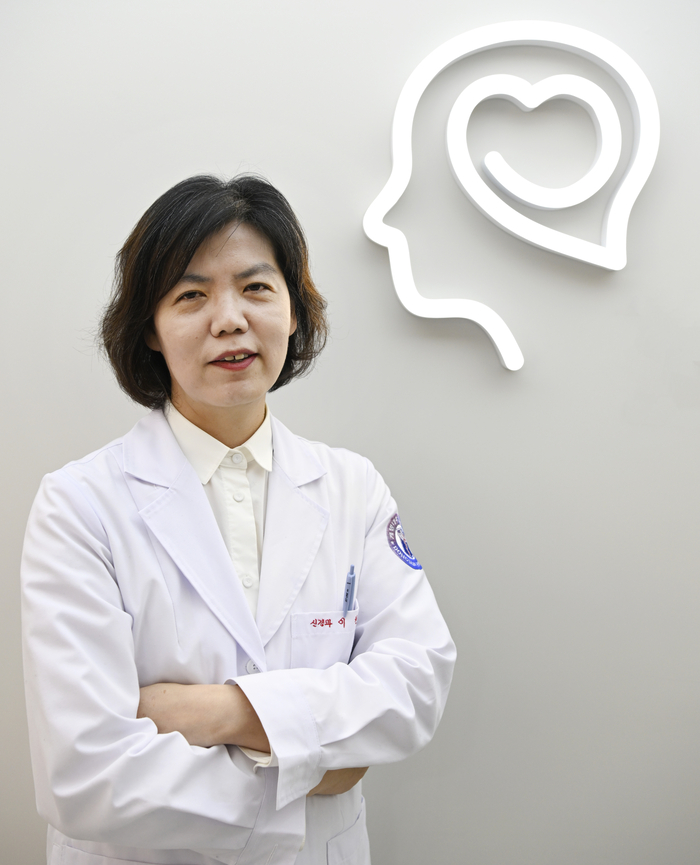 이현아신경과의원 원장이 의원 로고 앞에서 포즈를 취하고 있다. 치매·인지장애 진료 철학을 담은 뇌 속 하트 로고는 따뜻한 진료를 강조하는 상징이다.이윤호 기자 yoonhohi@yeongnam.com