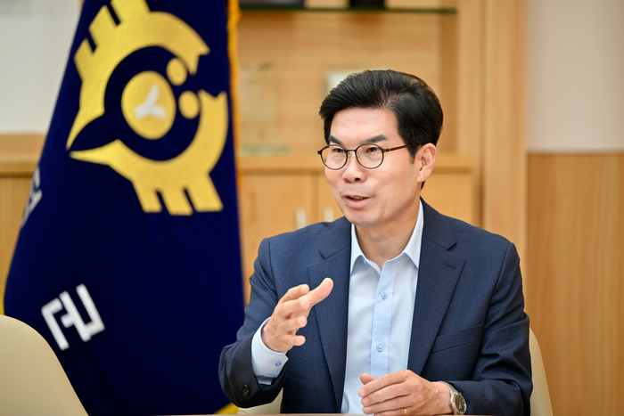 김광열 영덕군수가 영덕군 3대 미래전략에 대해서 설명하고 있는 모습(영덕군 제공)