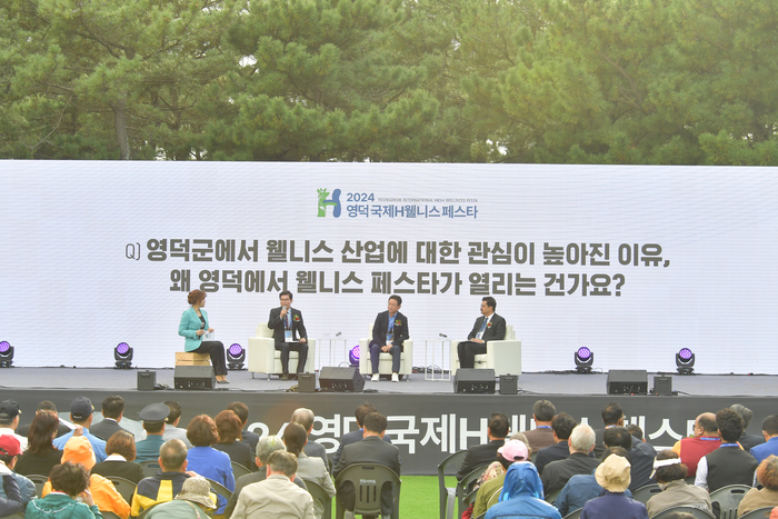 지난해 영덕 고래불 국민야영장 일원에서 열린 2024 영덕 국제 H웰니스 페스타에서 이철우 경북도지사(우측 두번째)와 김광열 영덕군수(좌측 두번째), 인도 바나라스 힌두대학교 총장이 웰니스 산업에 대해 토론하고 있는 모습(영덕군 제공)