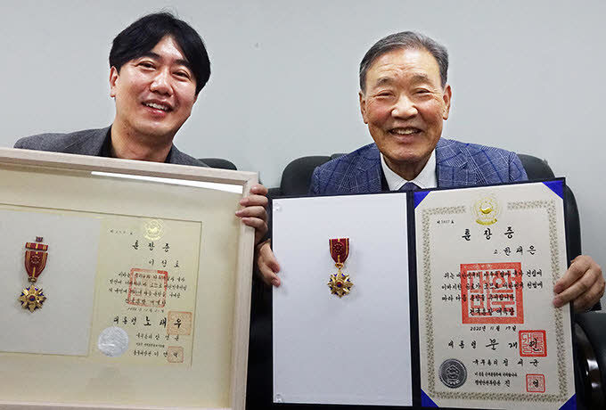 이정호 선생의 차남 이지웅(오른쪽) 전 건설협회 대구지회장과 손자 이석우 삼진씨앤씨 대표가 각각 이정호·한태은 지사의 훈장을 든 채 활짝 웃고 있다.  영남일보db