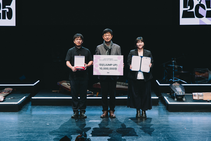 지난 23일 대구문화예술회관 비슬홀에서 열린 2025 국악인 인큐베이팅 사업 JUMP UP 시상식에서 김희철(가운데) 대구문예회관장과 대상 수상자 소리빛이 기념촬영을 하고 있다. <대구문화예술진흥원 제공>