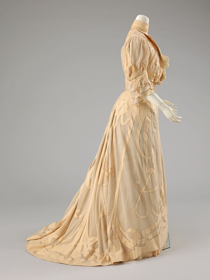 아르누보 시대의 곡선적 드레스(1901). 아르누보는 곡선미, 유기적 식물, 신비로운 여성의 형상으로 유려한 장식미를 나타냈다. <출처: THE MET>