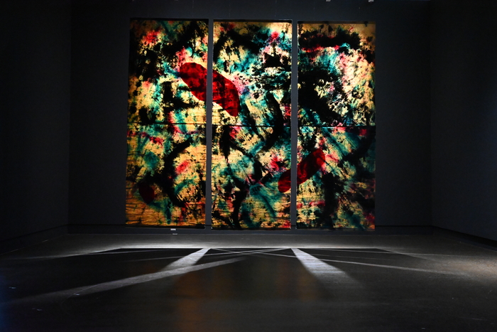 옻칠과 밀랍으로 빚어낸 평면… 유태근 개인전 ‘천지생동’