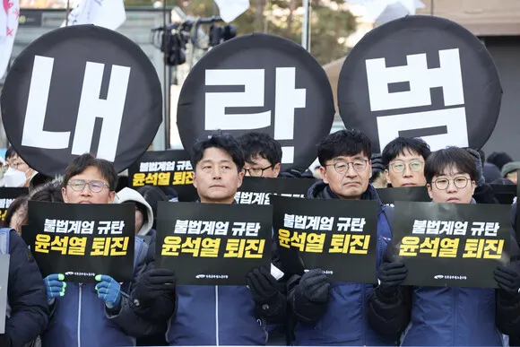 전국공무원노동조합이 2024년 12월6일 서울 영등포구 여의도 국회 앞에서 윤석열 대통령의 비상계엄을 비판하는 시국대회를 열고 있다. 영남일보 DB