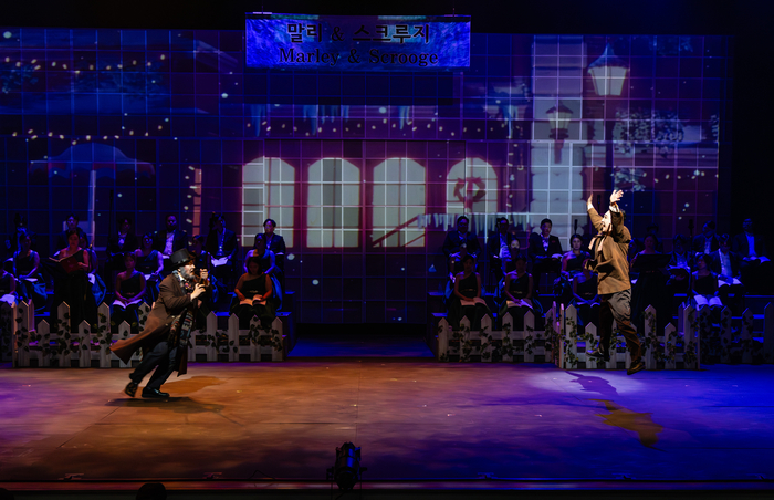 대구에서 프리랜서 배우로 활동하고 있는 박명선씨(사진 오른쪽)가 공연을 하고 있는 모습. 박명선씨 제공