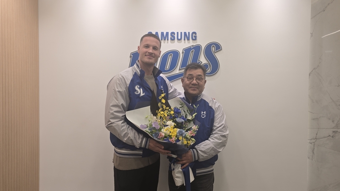 삼성 라이온즈 새 외국인 투수 맷 매닝(왼쪽)과 유정근 삼성 라이온즈 대표이사. <삼성 라이온즈 제공>