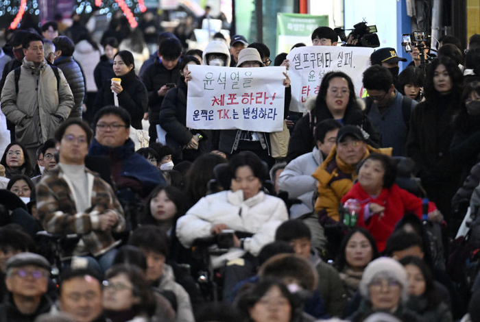 지난해 12월4일 오후 대구 중구CGV한일극장앞에서 열린 윤석열 퇴진 대구시민시국대회 참가자들이 윤석열 대통령을 규탄하는 피켓을 들고 있다. 영남일보 DB