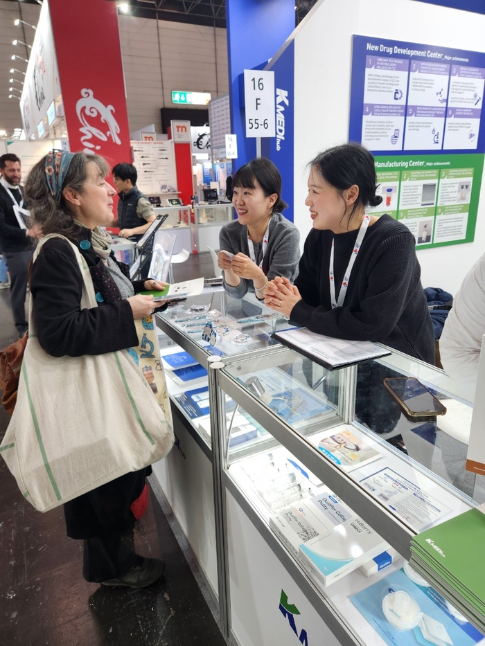 11월 17일부터 20일까지 독일 뒤셀도르프에서 열린 MEDICA 2025에 공동관을 꾸려 참가한 K-MEDI hub 연구원들이 현지 바이어에게 지역 기업을 홍보하고 있다. <K-MEDI hub 제공>