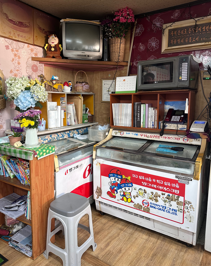 의성 달라스햄버거 내부. 오래된 가게답게 세월의 흔적이 깃든 인테리어가 눈에 띈다.