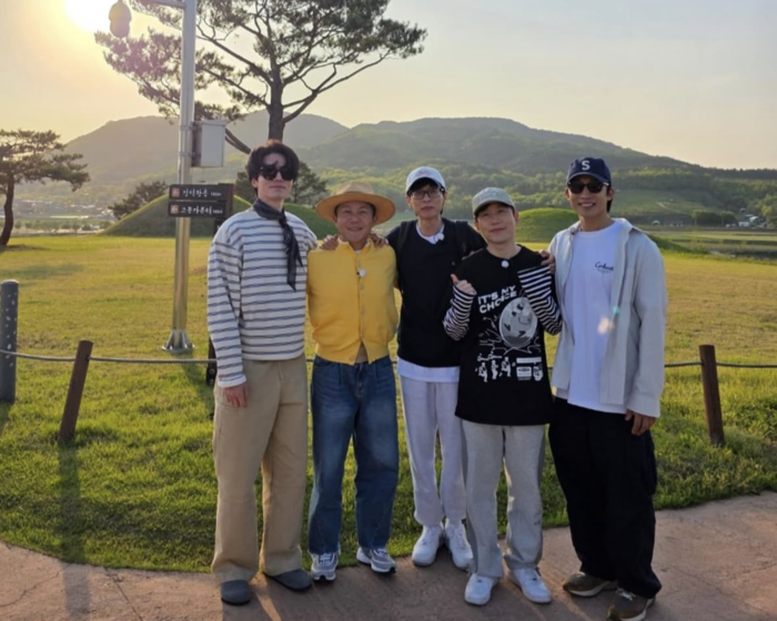 경북 의성을 방문한 예능 프로그램 핑계고 멤버들. 조문국사적지에서 단체 사진을 촬영하고 있다. <방송인 조세호 인스타그램 캡처>