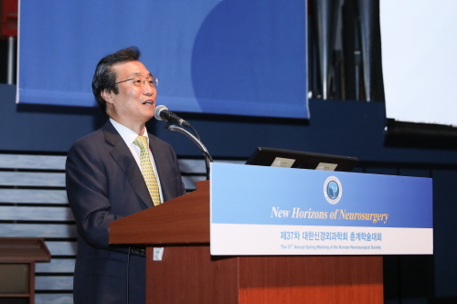 김오룡 교수가 대한신경외과학회에서 발표를 하고 있다.<경북도 제공>