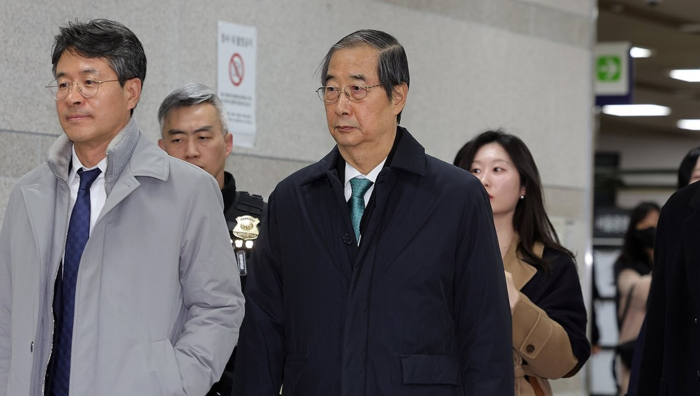 내란 우두머리 방조 혐의를 받는 한덕수 전 국무총리가 지난달 26일 서울중앙지법에서 열린 1심 결심 공판을 마친 뒤 청사를 떠나고 있다. 연합뉴스