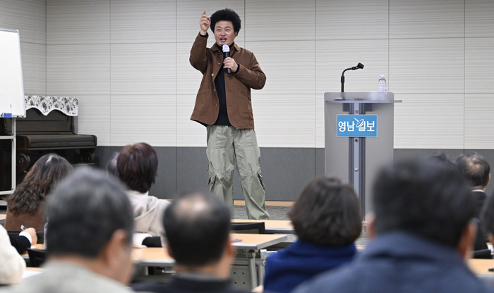 윤택 개그맨씨가 2일 오후 대구 동구 영남일보 대강당에서 열린 영남일보 CEO 아카데미에서 내가 만난 300인의 자연인을 주제로 강연하고 있다.
이윤호기자 yoonhohi@yeongnam.com