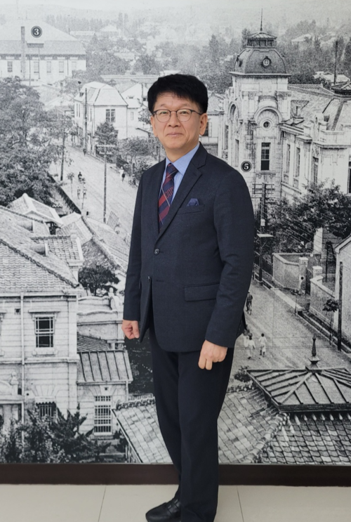 신형석 대구문화예술진흥원 박물관운영본부장이 지난 1일 영남일보와의 인터뷰에 앞서 대구근대역사관 전시장을 배경으로 사진촬영 포즈를 취하고 있다. 임훈기자 hoony@yeongnam.com