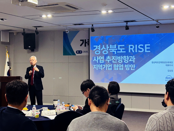 김상동 대표가 지난 10월 26일 APEC 정상회의 공식 부대행사인 K-EDU EXPO 경북교육청발명체험교육관 야외 특설무대에서 AI와 디지털 기술을 기반으로 한 미래 교육의 비전과 대한민국 교육 혁신의 방향을 설명하고 있다. <경북도 인재평생교육재단 제공>