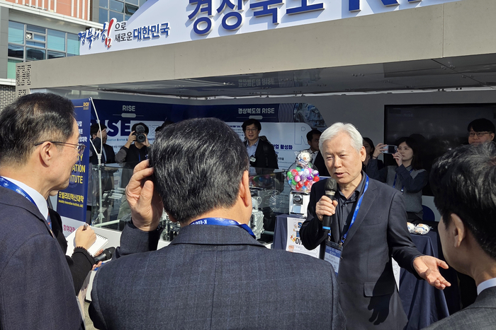 김상동 대표가 지난 10월 26일 APEC 정상회의 공식 부대행사인 K-EDU EXPO 경북교육청발명체험교육관 야외 특설무대에서 AI와 디지털 기술을 기반으로 한 미래 교육의 비전과 대한민국 교육 혁신의 방향을 설명하고 있다. <경북도 인재평생교육재단 제공>