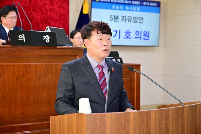 남기호 의원이 산불 안전도시 구축의 필요성을 강조하며 본회의 5분 자유발언을 하고 있다. <문경시의회제공>