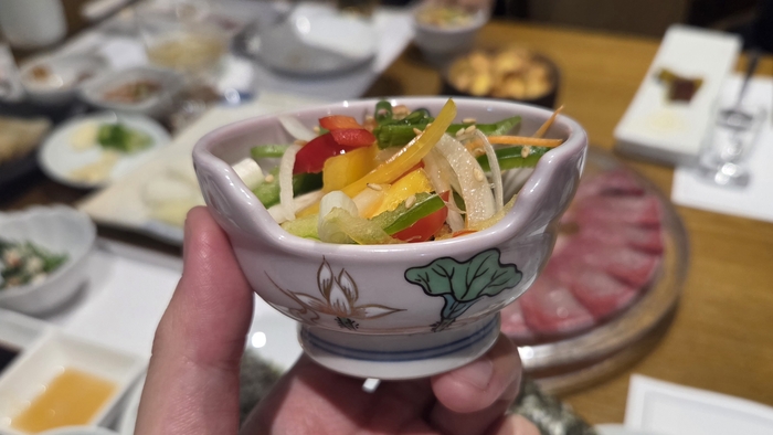 동인회식당의 소요리. 샐러드와 얇은 닭튀김이 그릇에 담겨있다.