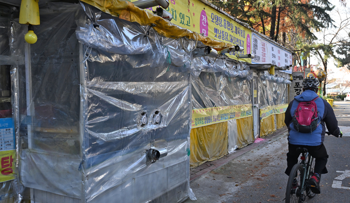 [포토뉴스] 강추위 대비해 비닐로 보온한 대구 동촌유원지 가게