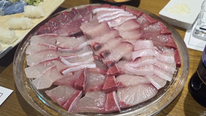 동인회식당의 대방어 회. 최근부터 대방어를 메인메뉴로 내놓고 있다. 대방어 회가 나오기 전에는 에피타이저가, 그 이후로 중간중간 소요리가 상을 가득 채운다.