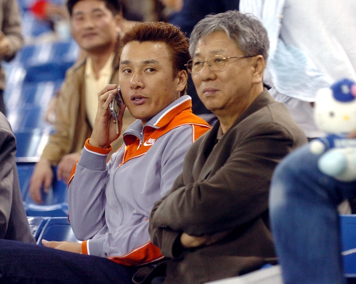 고(故) 이춘광씨와 아들 이승엽 전 두산 베어스 감독. <삼성 라이온즈 제공>