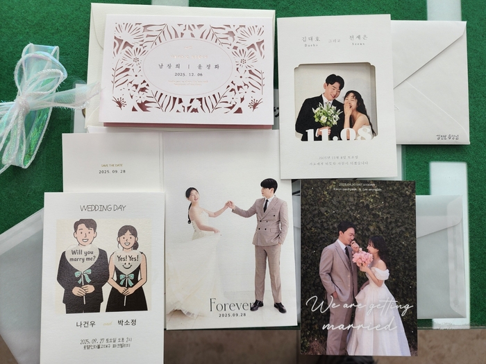 김진모 예천군 호명읍장이 5명의 직원들로부터 받은 청첩장.  <장석원기자 history@yeongnam.com>