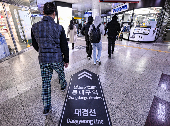 지난 3일 대구 동대구역 대합실에서 시민들이 새로 정비된 바닥 안내표지를 따라 철도와 대경선 탑승 구역 방향으로 이동하고 있다.  이현덕기자 lhd@yeongnam.com