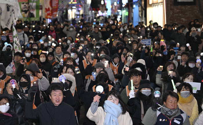 3일 오후 대구 중구 CGV 대구한일 앞에서 열린 내란청산 사회대개혁 대구시민대회에서 참가자들이 윤석열 전 대통령을 규탄하고 있다.
이윤호 기자 yoonhohi@yeongnam.com