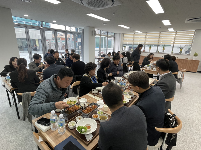 대구 북구 복현마을관리사회적협동조합이 운영하는 복현어울림센터 동관 1층 식당이 방문객들로 붐비고 있다. 조윤화 기자