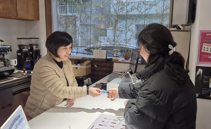 대구 북구 복현 어울림센터 동관 남측에 위치한 주택카페에서 복현1동 주민이 손님을 맞고 있다. 도시재생 뉴딜사업의 일환으로 조성된 이 카페는 주민협동조합이 직접 운영하고 있다. 조윤화 기자