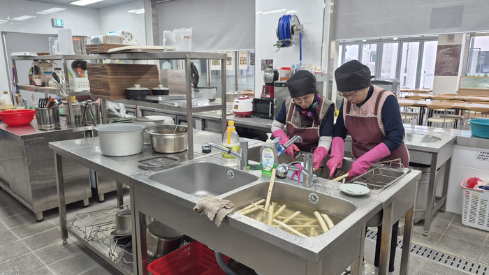 대구 북구 복현어울림센터 동관 1층 식당에서 주민들이 영업 준비를 하고 있다. 어울림센터 내부 시설은 주민협동조합이 운영을 맡고 있다. 조윤화 기자