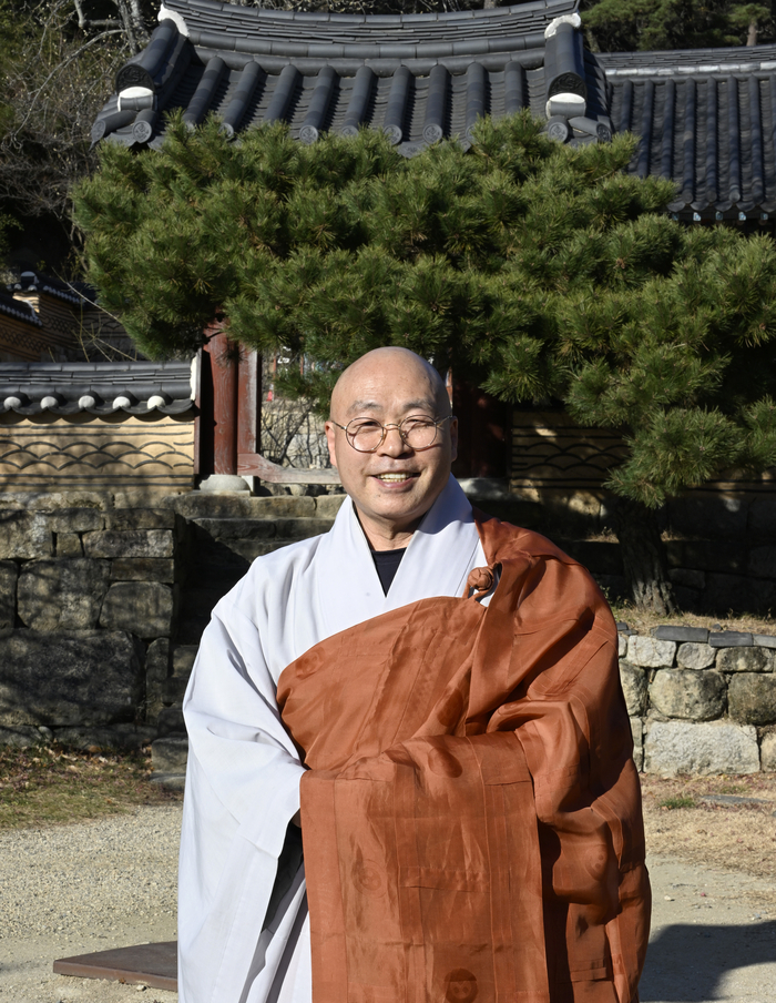 영남일보와의 인터뷰를 마친 동화사 신임 주지 선광스님이 경내에서 취재진과 마주한 채 활짝 웃고 있다. 이윤호 기자 yoonhohi@yeongnam.com