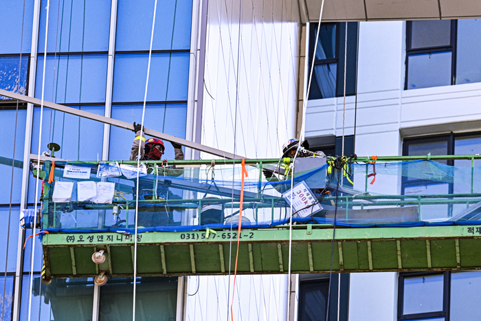 [포토뉴스] 매서운 한파 견디며 묵묵히 일하는 고소 근로자들