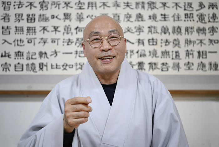 동화사 신임 주지 선광 스님이 변화하는 시대, 불교의 역할에 대해 설명하고 있다. 이윤호 기자 yoonhohi@yeongnam.com